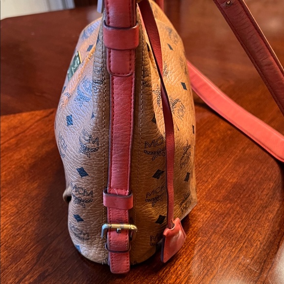 MCM HOBO SHOULDER BAG with LOCK AND KEY.  GUC - Picture 10 of 17